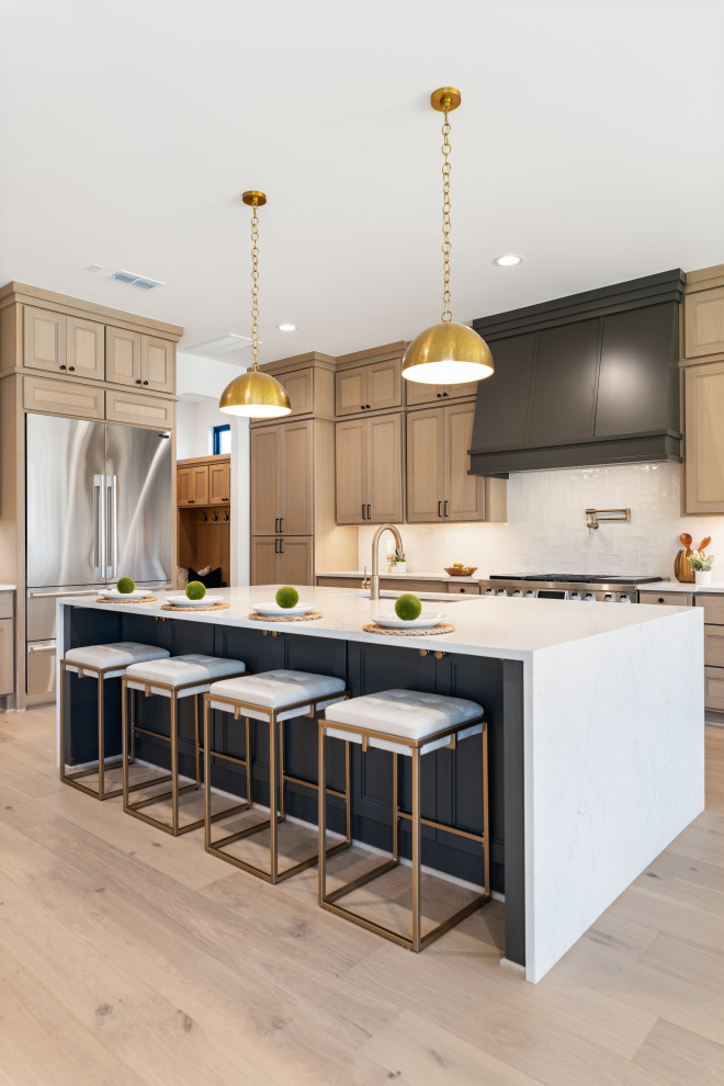 Kitchen - transitional kitchen idea in Houston