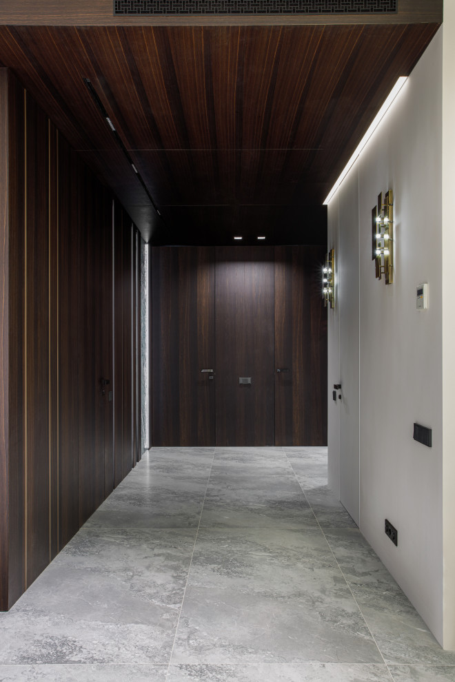 Свежая идея для дизайна: коридор среднего размера в современном стиле с коричневыми стенами, полом из керамогранита, серым полом, деревянным потолком и панелями на стенах - отличное фото интерьера