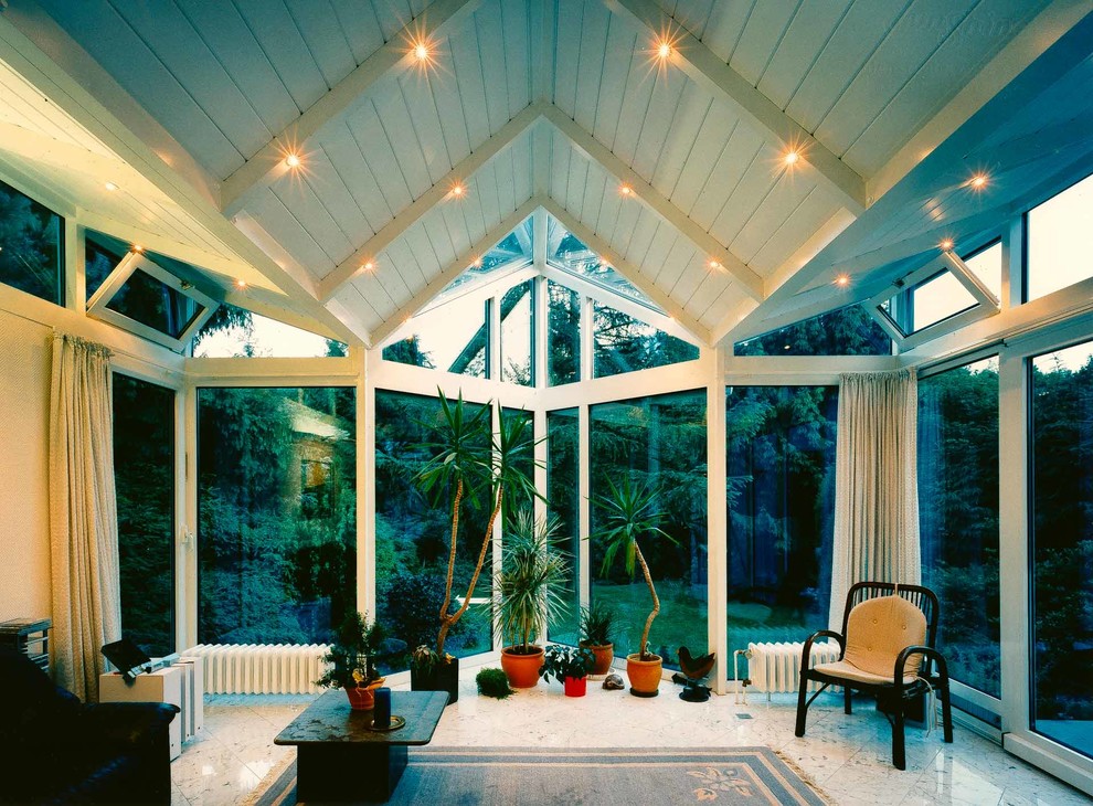Mittelgroßer Landhaus Wintergarten mit normaler Decke und weißem Boden in Sonstige