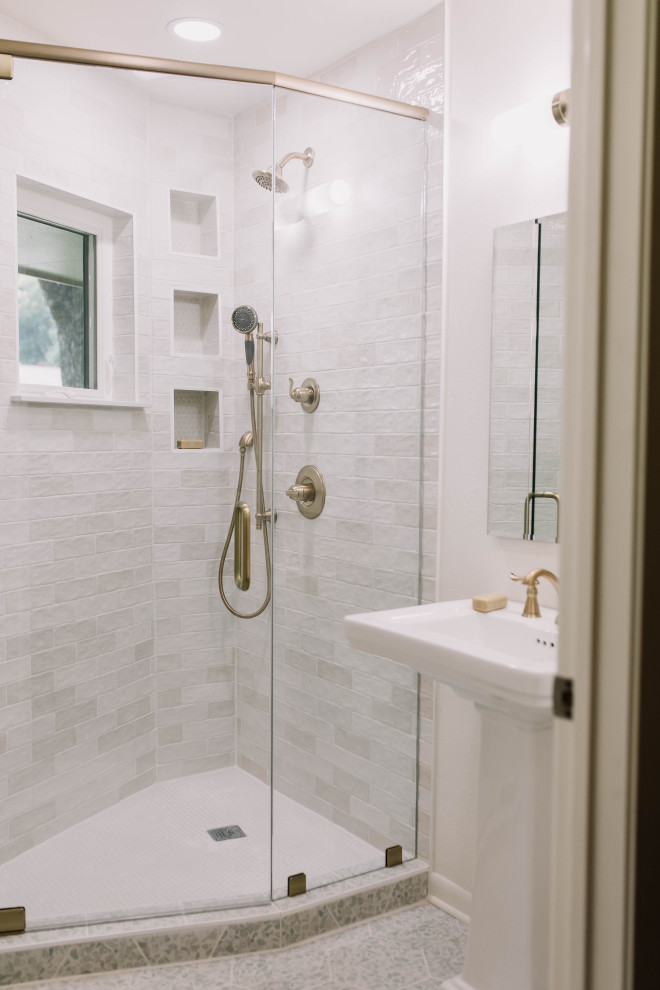 Esempio di una stanza da bagno contemporanea con ante bianche, doccia ad angolo, piastrelle gialle, pareti bianche, pavimento con piastrelle in ceramica, pavimento bianco, porta doccia a battente, top bianco e un lavabo