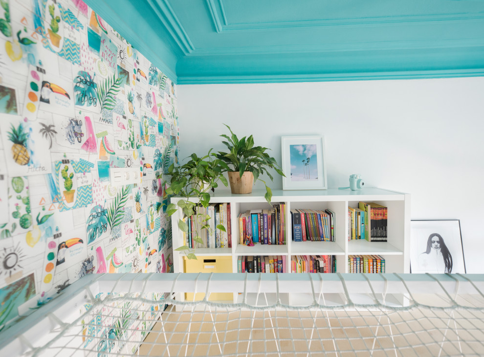 Immagine di una piccola cameretta per bambini bohémian con pareti multicolore, pavimento con piastrelle in ceramica, pavimento multicolore e carta da parati