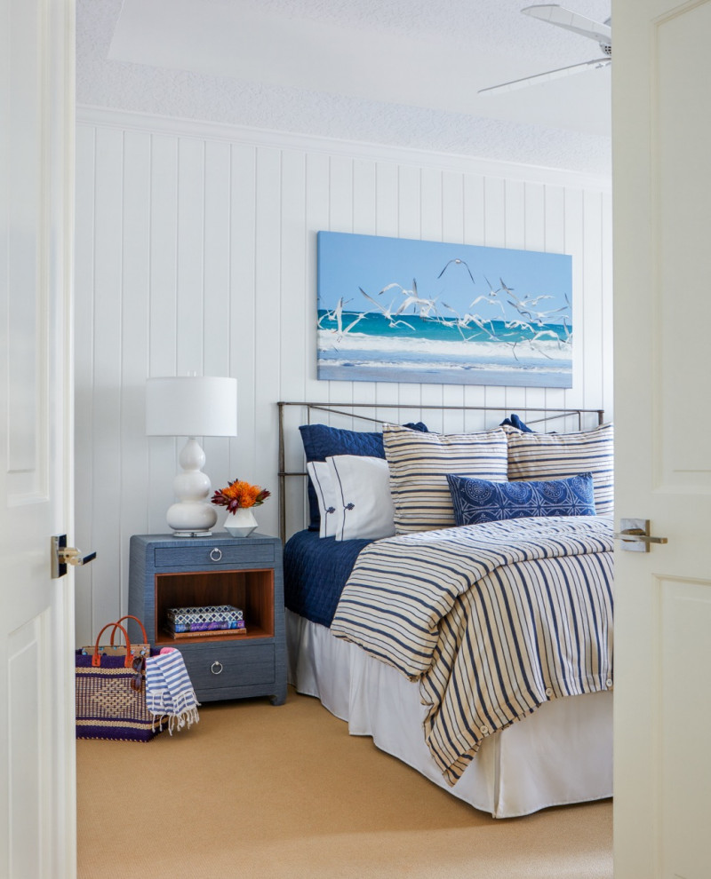 Maritimes Schlafzimmer mit eingelassener Decke und Holzdielenwänden in Sonstige