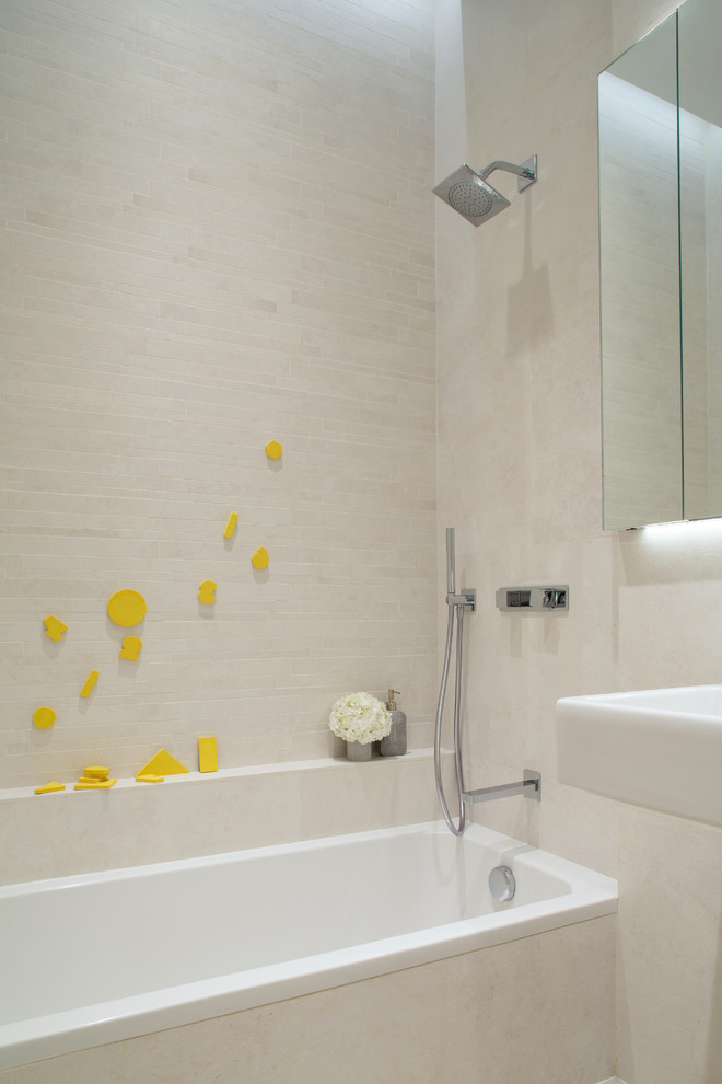 Idéer för ett mellanstort industriellt en-suite badrum, med ett platsbyggt badkar, en dusch/badkar-kombination, en vägghängd toalettstol, vit kakel, porslinskakel, vita väggar, klinkergolv i porslin och ett väggmonterat handfat