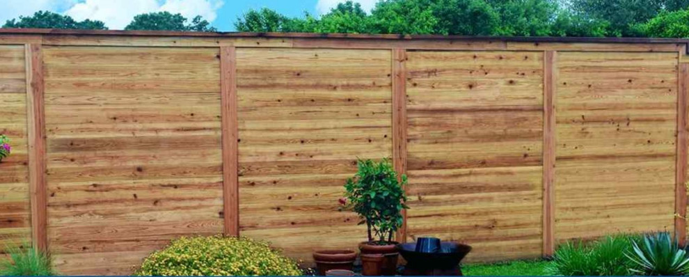 Idee per un privacy in giardino country dietro casa con recinzione in legno