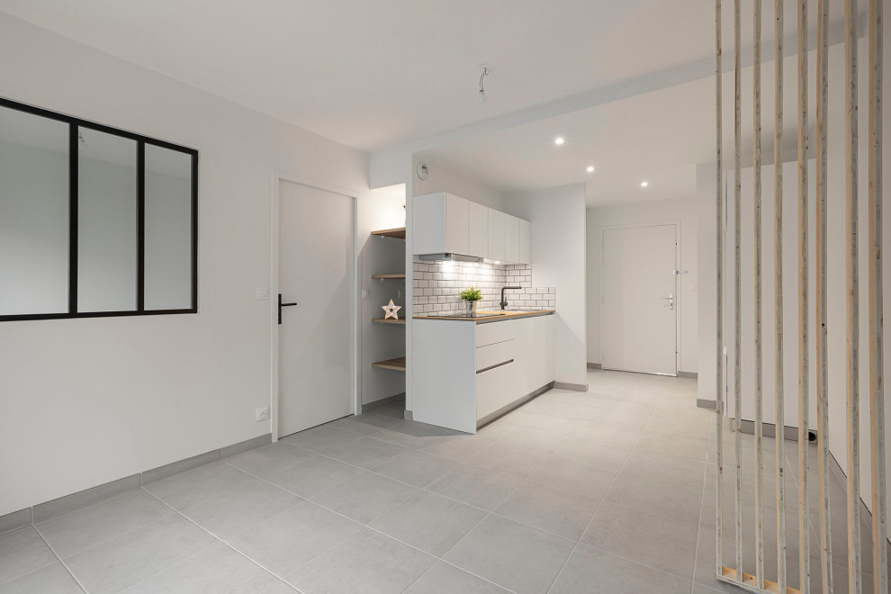 Ispirazione per un piccolo soggiorno contemporaneo aperto con pareti bianche, pavimento in cemento e pavimento grigio