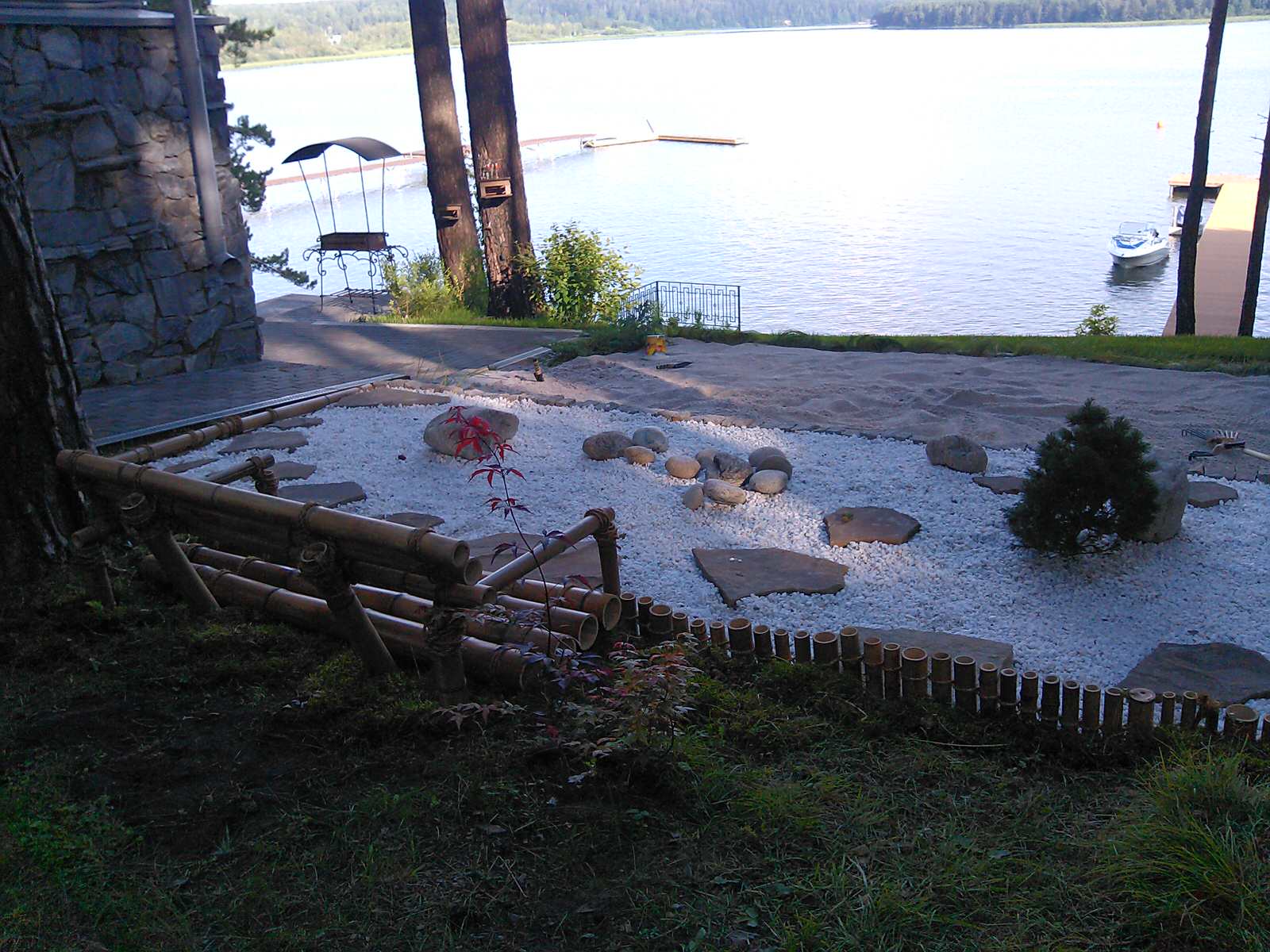 на побережье