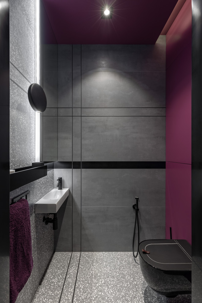 На фото: маленький туалет в современном стиле с инсталляцией, серой плиткой, керамогранитной плиткой, фиолетовыми стенами, полом из керамогранита, подвесной раковиной и серым полом для на участке и в саду с