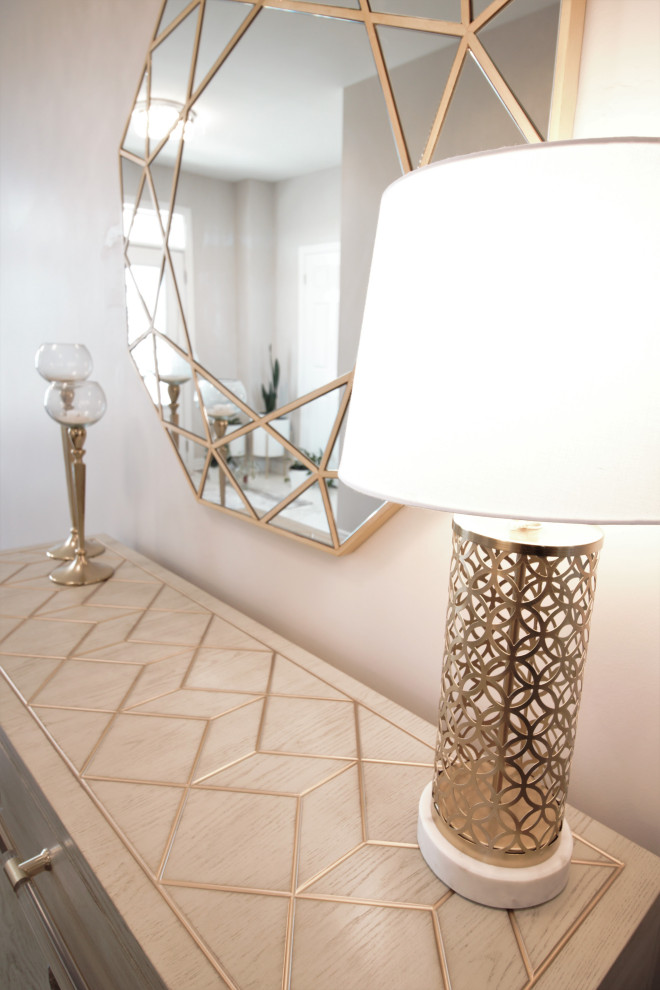 Example of a transitional entryway design in Toronto