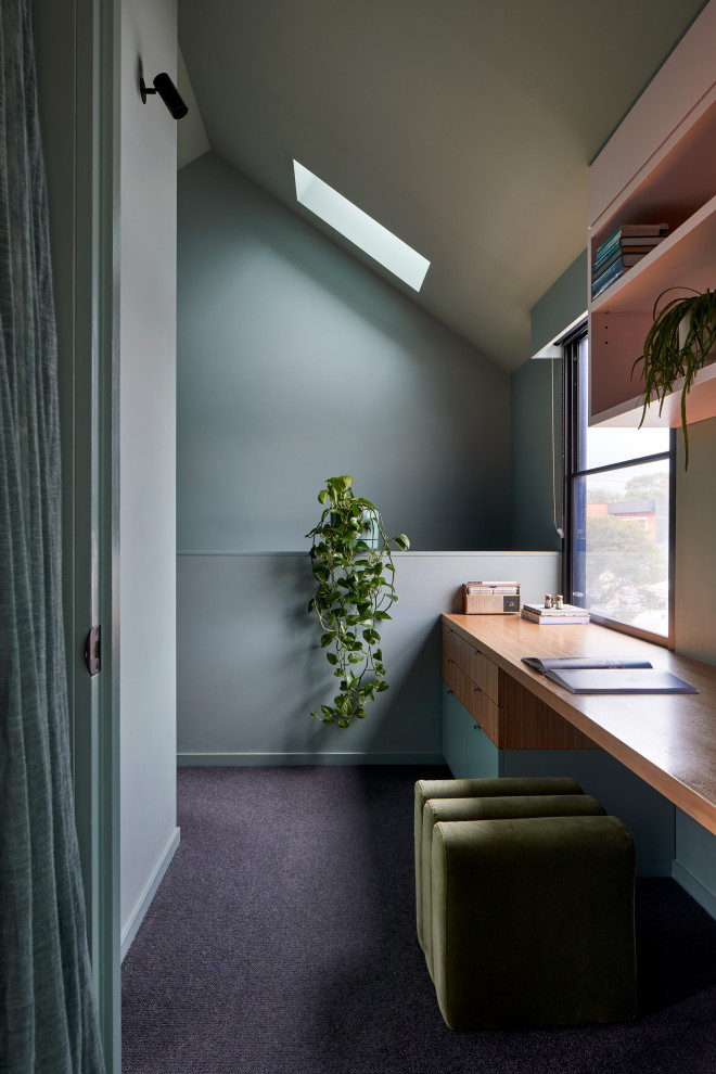 メルボルンにある小さなコンテンポラリースタイルのおしゃれな書斎 (緑の壁、カーペット敷き、造り付け机、グレーの床) の写真