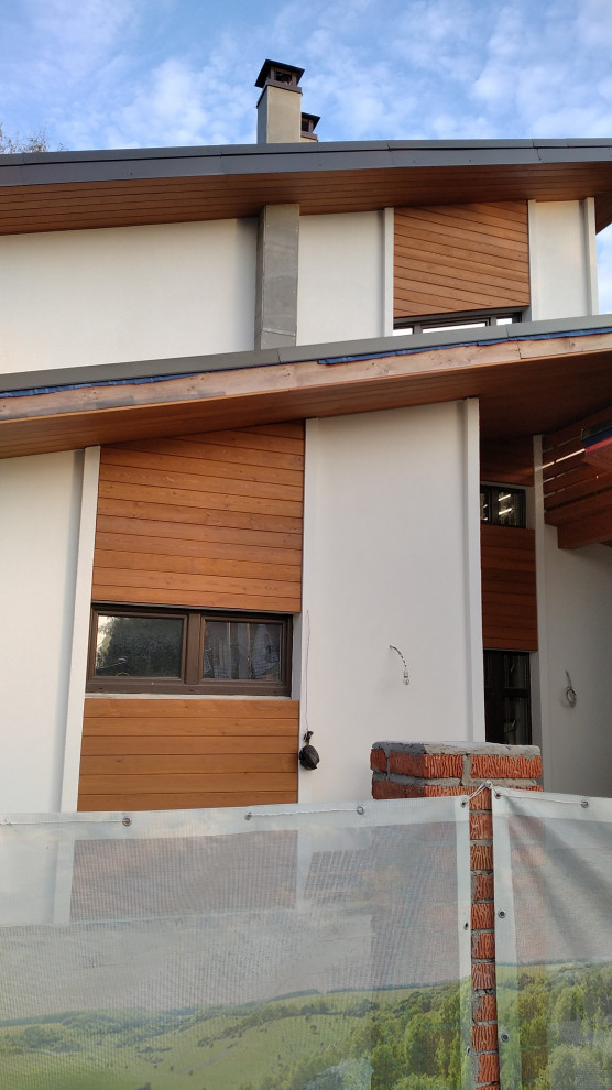 Отделка загородного дома планкеном из лиственницы