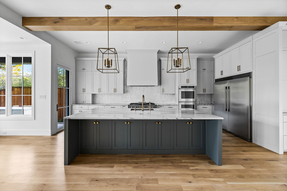 Kitchen - transitional kitchen idea in Dallas