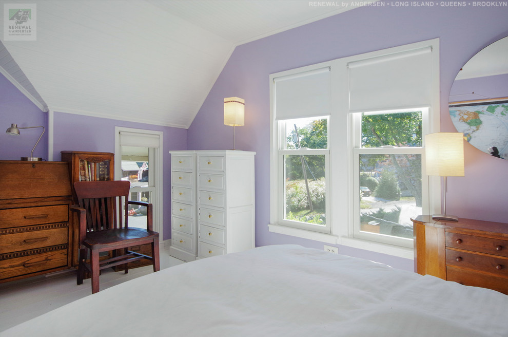 Свежая идея для дизайна: спальня среднего размера на антресоли с фиолетовыми стенами, ковровым покрытием, серым полом и сводчатым потолком без камина - отличное фото интерьера