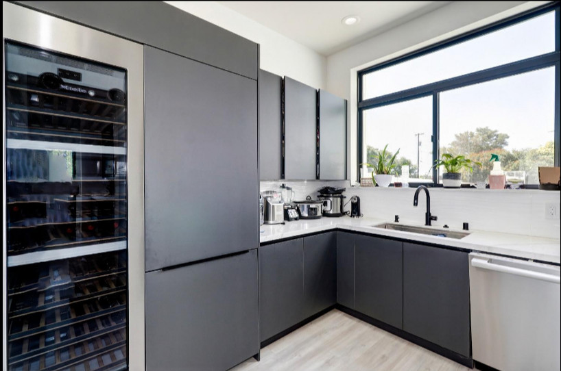 Example of a minimalist kitchen design in Sacramento