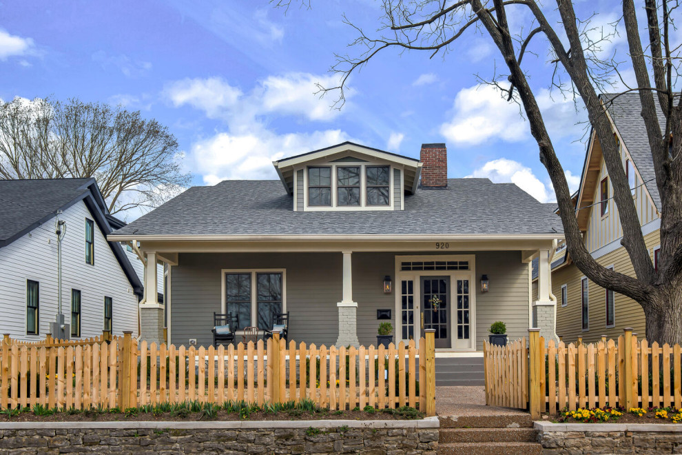 Klassisches Einfamilienhaus mit grüner Fassadenfarbe und grauem Dach in Nashville