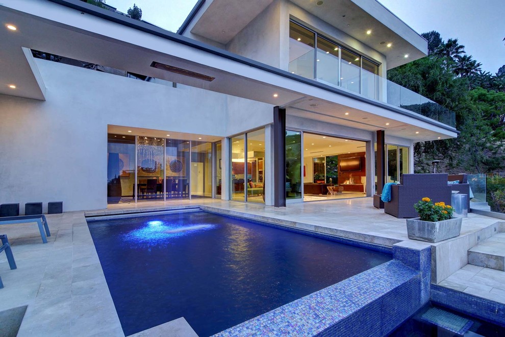 Inspiration for a modern pool in Los Angeles.