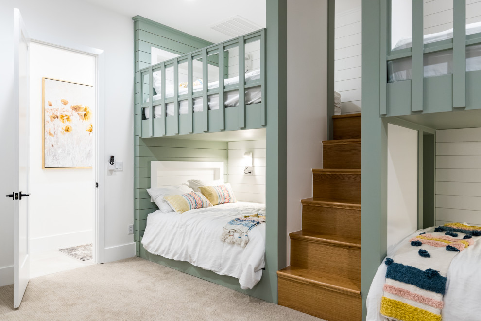 Exemple d'une chambre neutre chic avec un mur blanc, moquette, un sol beige et du lambris de bois.