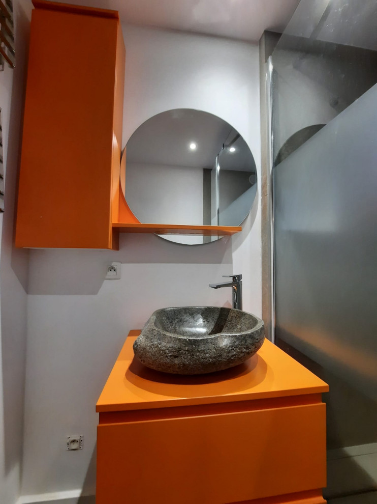 На фото: маленькая главная ванная комната в современном стиле с оранжевыми фасадами, душем без бортиков, полом из винила, разноцветным полом, тумбой под одну раковину и подвесной тумбой для на участке и в саду