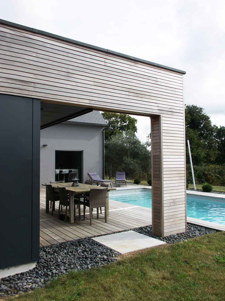 Contemporary deck in Rennes.
