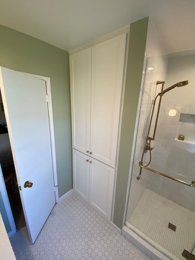 This is an example of a mid-sized beach style 3/4 bathroom in Los Angeles with shaker cabinets, white cabinets, an alcove shower, a two-piece toilet, white tile, porcelain tile, green walls, porcelain floors, an undermount sink, engineered quartz benchtops, white floor, a hinged shower door, white benchtops, a single vanity and a freestanding vanity.