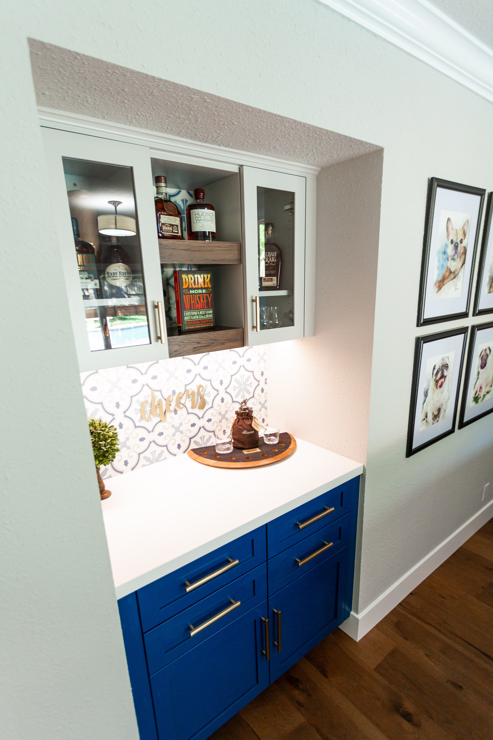 Stunning Kitchen w Blue Island