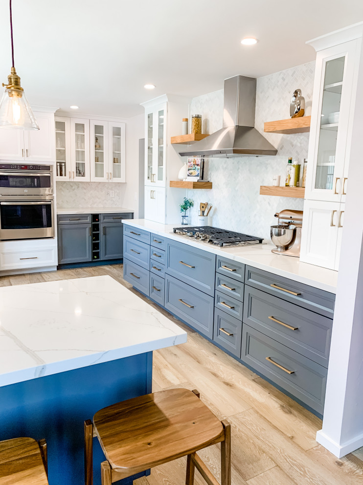 Exempel på ett mellanstort modernt vit vitt u-kök, med en rustik diskho, skåp i shakerstil, vita skåp, bänkskiva i kvarts, vitt stänkskydd, stänkskydd i marmor, rostfria vitvaror, ljust trägolv, en halv köksö och beiget golv