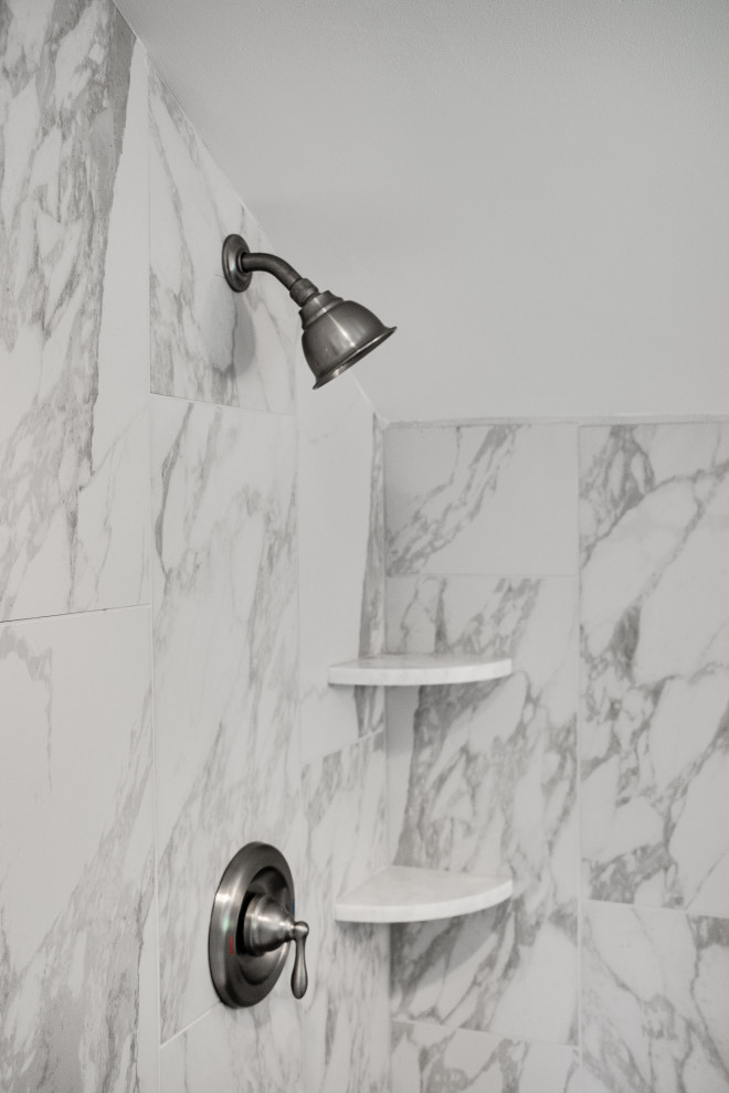 リッチモンドにあるラグジュアリーな広いトラディショナルスタイルのおしゃれな浴室の写真