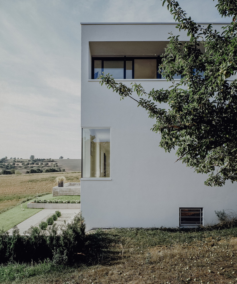 Großes Modernes Haus mit Putzfassade, weißer Fassadenfarbe, Flachdach und Misch-Dachdeckung in Stuttgart