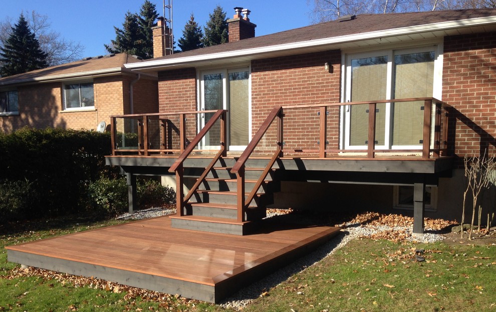 Mid-sized modern backyard deck in Toronto.