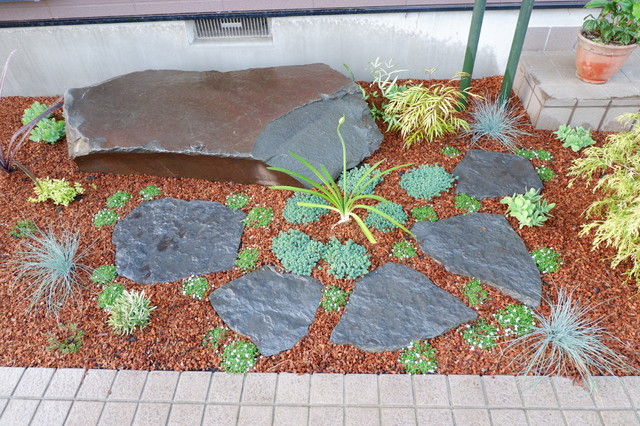 沓脱石とポスト周りの植栽 - 庭 - 他の地域 - 富士西麓ガーデン