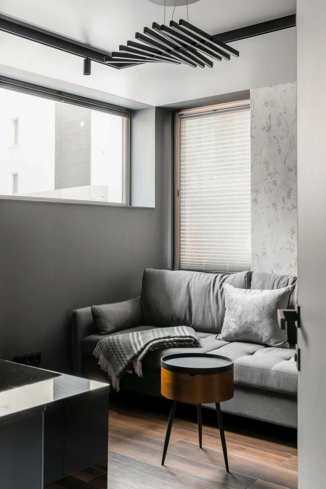 Cette image montre un grand bureau design avec un mur gris, un sol en carrelage de porcelaine, un bureau intégré, un sol marron et du lambris.