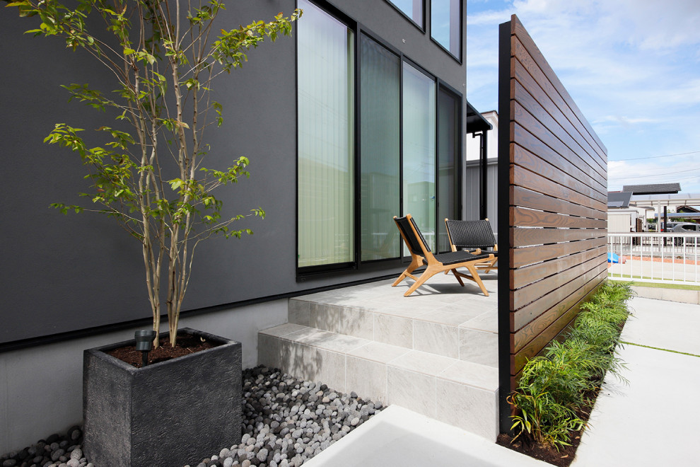 Свежая идея для дизайна: двор в стиле модернизм с покрытием из плитки - отличное фото интерьера