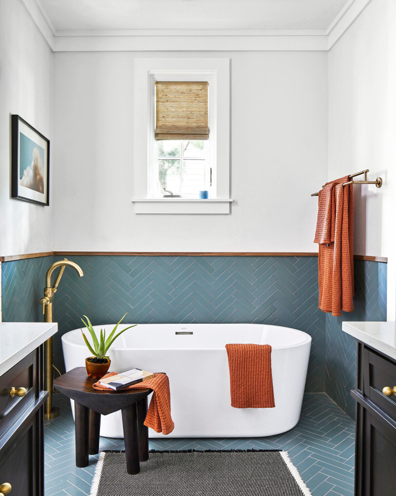 Пример оригинального дизайна: ванная комната среднего размера в стиле неоклассика (современная классика) с полом из керамической плитки