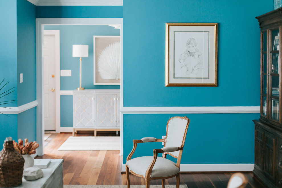 Свежая идея для дизайна: гостиная комната среднего размера в морском стиле с синими стенами - отличное фото интерьера