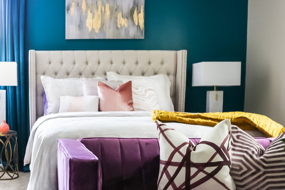 Стильный дизайн: хозяйская спальня среднего размера в современном стиле с синими стенами, ковровым покрытием и бежевым полом - последний тренд