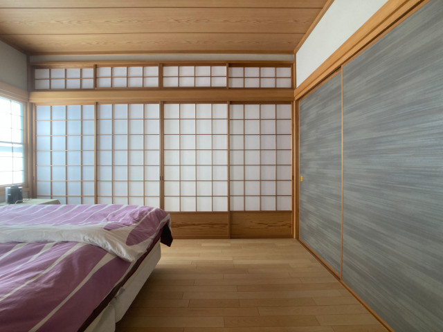 時をつなぐ家 japanisch-modern-schlafzimmer