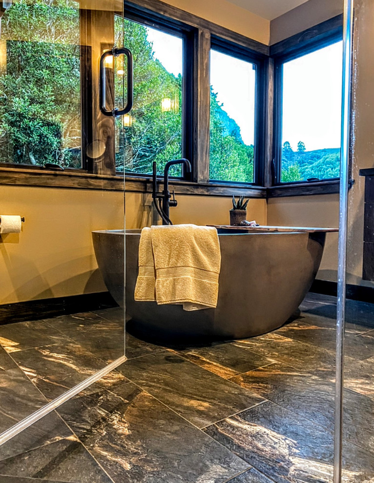 Ispirazione per una grande stanza da bagno padronale rustica con vasca freestanding, doccia ad angolo, pareti beige, pavimento in gres porcellanato, pavimento marrone e porta doccia a battente