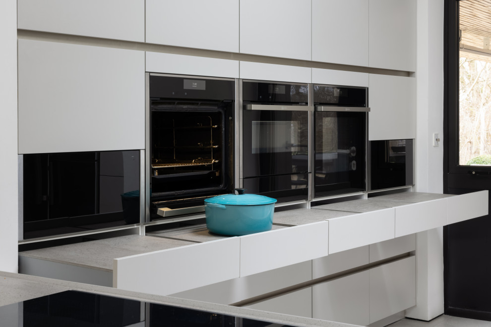 Esempio di una grande cucina minimal con ante lisce