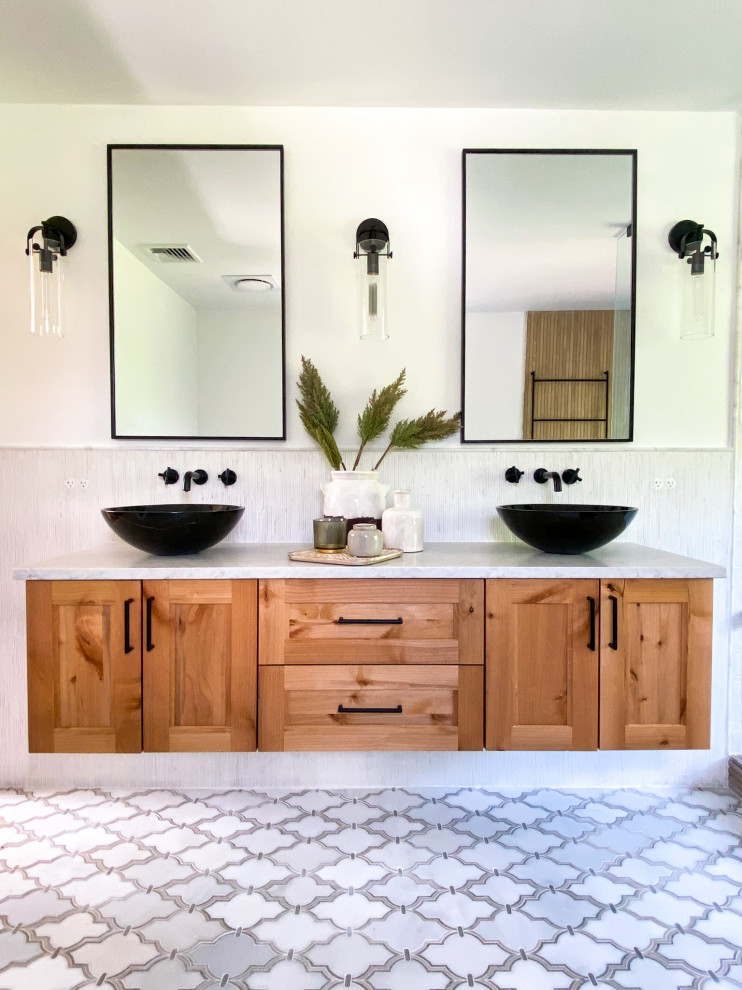 Свежая идея для дизайна: большая главная ванная комната в скандинавском стиле с фасадами в стиле шейкер, фасадами цвета дерева среднего тона, отдельно стоящей ванной, душевой комнатой, унитазом-моноблоком, белой плиткой, плиткой мозаикой, белыми стенами, полом из мозаичной плитки, настольной раковиной, столешницей из кварцита, разноцветным полом, открытым душем, серой столешницей, тумбой под две раковины и подвесной тумбой - отличное фото интерьера
