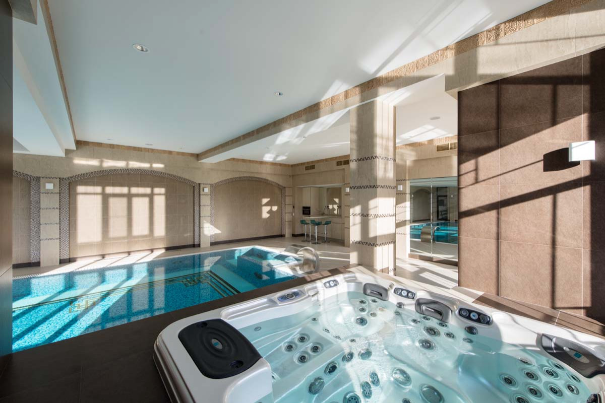 Частный бассейн в загородном доме