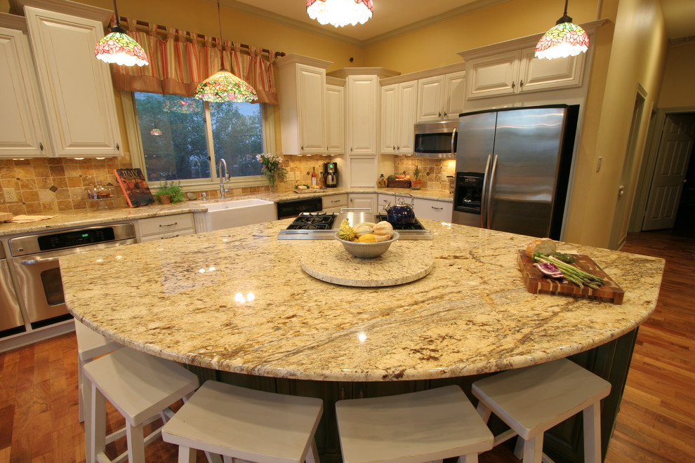 Example of a classic kitchen design in Austin
