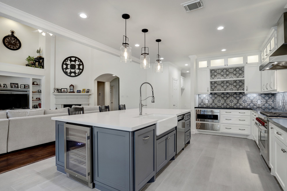Kitchen - transitional kitchen idea in Houston