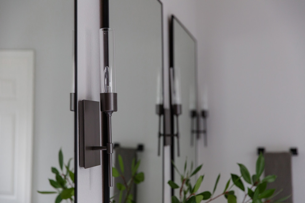 Example of a transitional home design design in Seattle