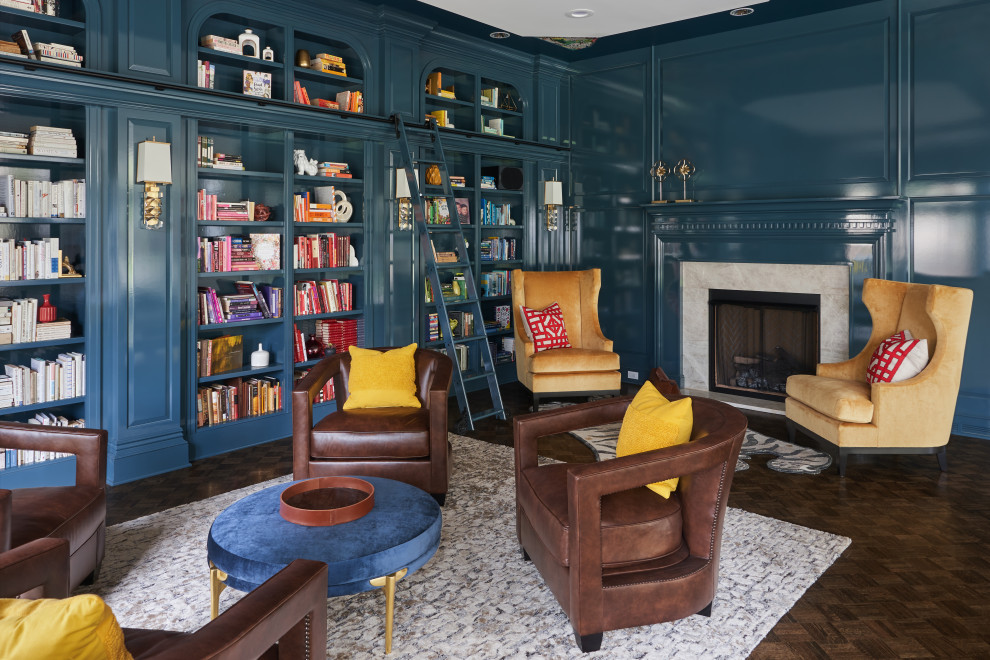Aménagement d'un bureau classique en bois de taille moyenne avec une bibliothèque ou un coin lecture, un mur bleu, parquet foncé, une cheminée standard, un manteau de cheminée en carrelage, un bureau indépendant, un sol marron et un plafond en papier peint.