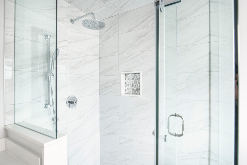 Example of a transitional bathroom design in Toronto