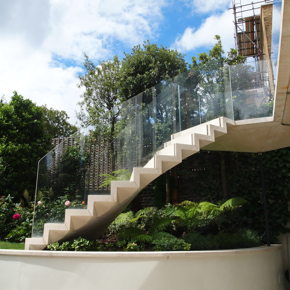Schwebendes Modernes Treppengeländer Glas mit Kalk-Treppenstufen und Kalk-Setzstufen in Sonstige