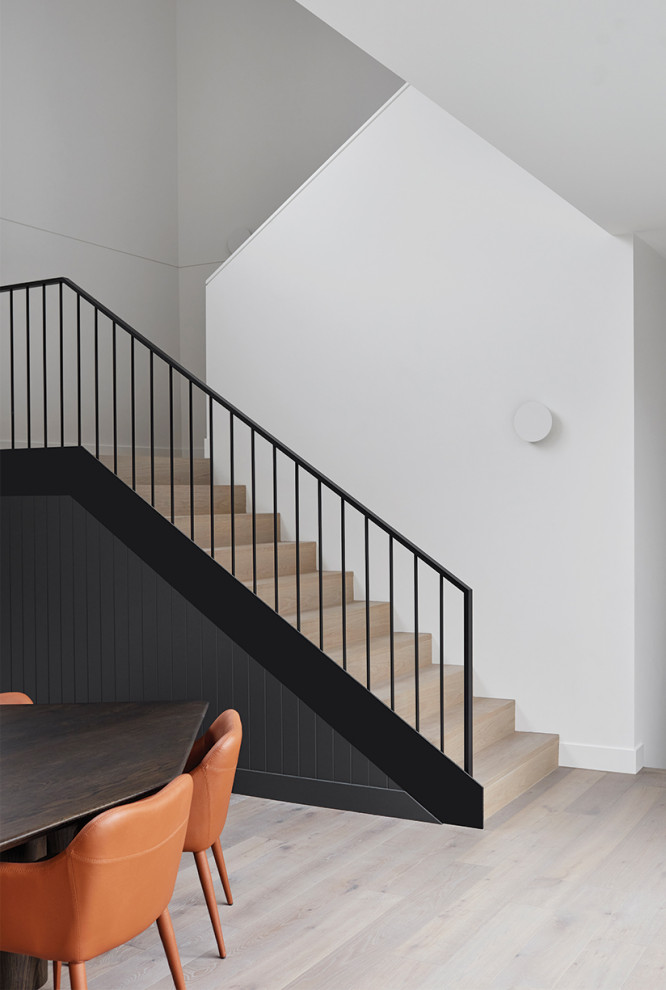 Пример оригинального дизайна: п-образная деревянная лестница среднего размера в современном стиле с деревянными ступенями, металлическими перилами и панелями на стенах