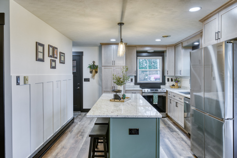 Idéer för att renovera ett mellanstort lantligt vit vitt kök med öppen planlösning, med en undermonterad diskho, luckor med profilerade fronter, gröna skåp, granitbänkskiva, vitt stänkskydd, rostfria vitvaror, vinylgolv, en köksö och flerfärgat golv