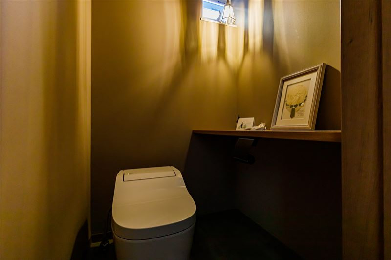 Источник вдохновения для домашнего уюта: туалет среднего размера в стиле модернизм с белой плиткой, серыми стенами, паркетным полом среднего тона, коричневым полом, коричневой столешницей и потолком с обоями