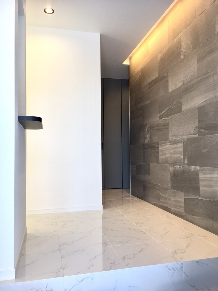 Exemple d'une entrée moderne avec un couloir, un mur gris, un sol en carrelage de céramique, un sol blanc, un plafond en papier peint et du papier peint.