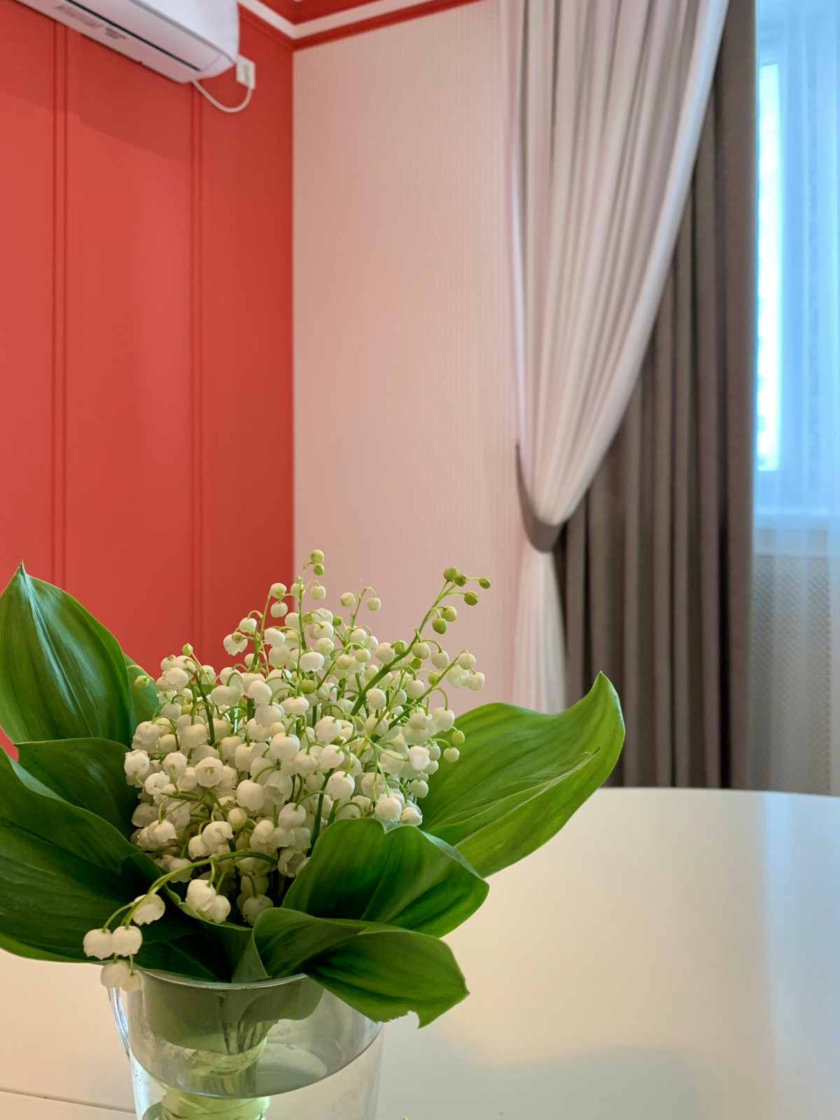 Шторы в яркой гостиной